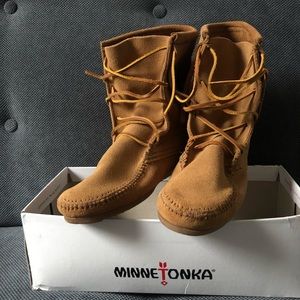 Women’s Minnetonka tramper boots